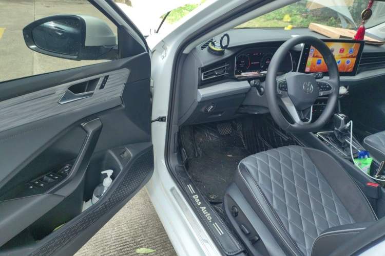 Used Volkswagen Sagitar 2023 300TSI DSG Excellence Edition Driver Seat