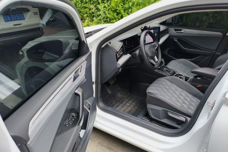 Used Volkswagen Sagitar 2023 300TSI DSG Excellence Edition Driver Seat