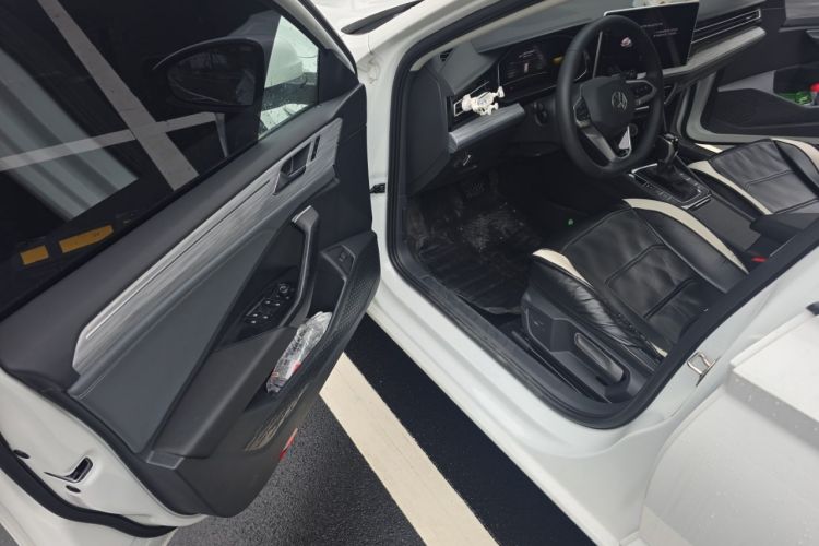 Used Volkswagen Sagitar 2023 300TSI DSG Excellence Edition Driver Seat