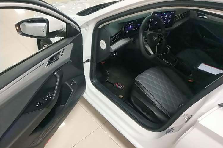 Used Volkswagen Sagitar 2023 300TSI DSG Excellence Edition Driver Seat