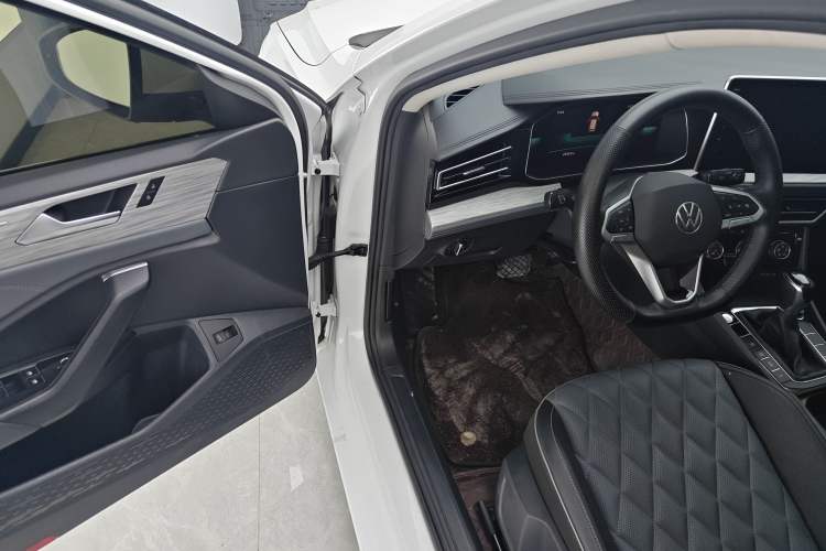 Used Volkswagen Sagitar 2023 300TSI DSG Excellence Edition Driver Seat