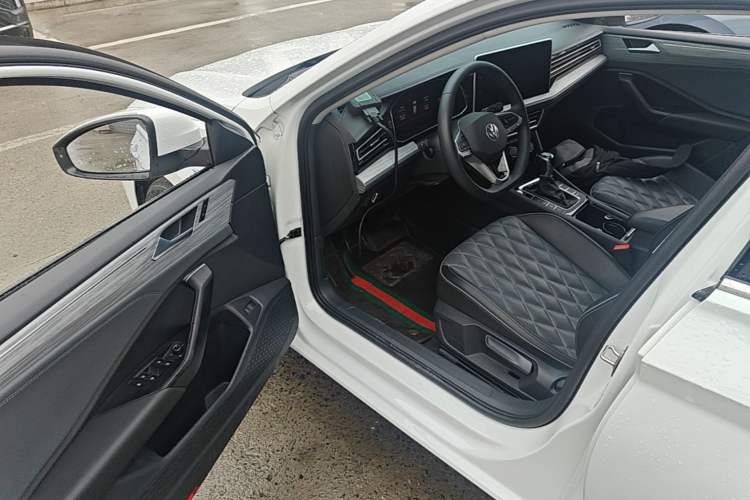 Used Volkswagen Sagitar 2023 300TSI DSG Excellence Edition Driver Seat