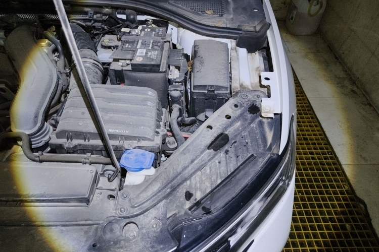 Used Volkswagen Sagitar 2023 300TSI DSG Excellence Edition Engine Bay Left
