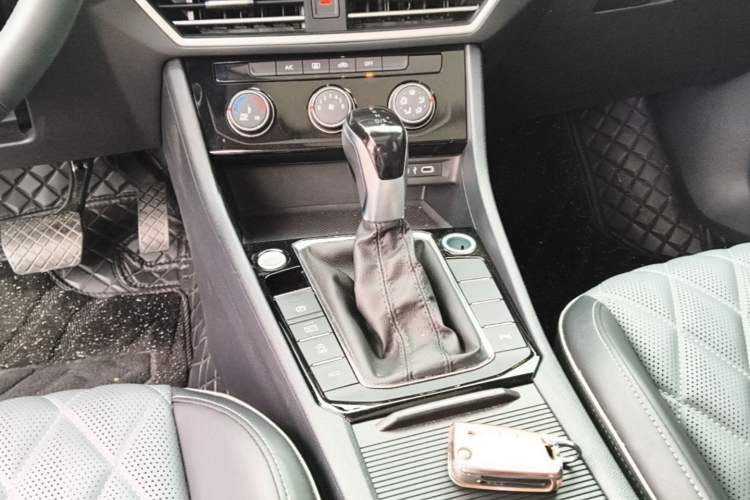 Used Volkswagen Sagitar 2023 300TSI DSG Excellence Edition Gear Lever