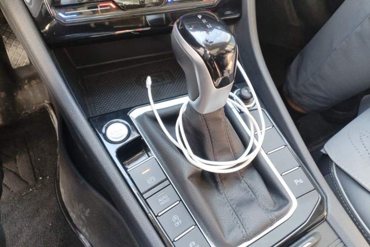 Used Volkswagen Sagitar 2023 300TSI DSG Excellence Edition Gear Lever