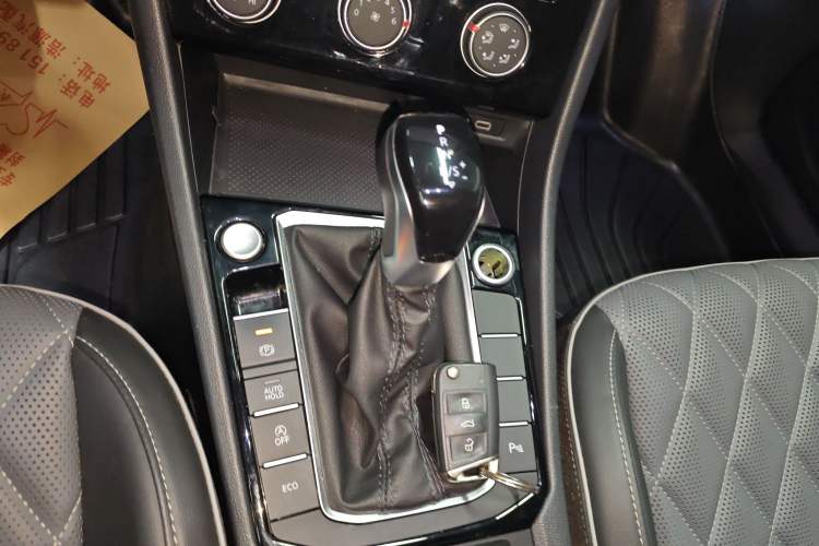 Used Volkswagen Sagitar 2023 300TSI DSG Excellence Edition Gear Lever
