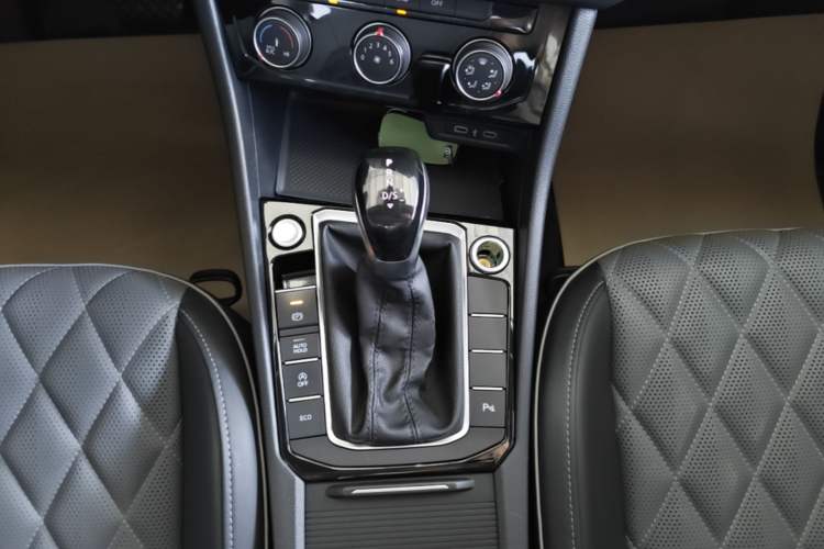 Used Volkswagen Sagitar 2023 300TSI DSG Excellence Edition Gear Lever
