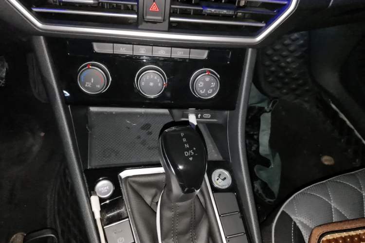 Used Volkswagen Sagitar 2023 300TSI DSG Excellence Edition Gear Lever