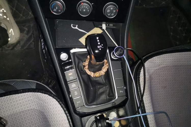 Used Volkswagen Sagitar 2023 300TSI DSG Excellence Edition Gear Lever