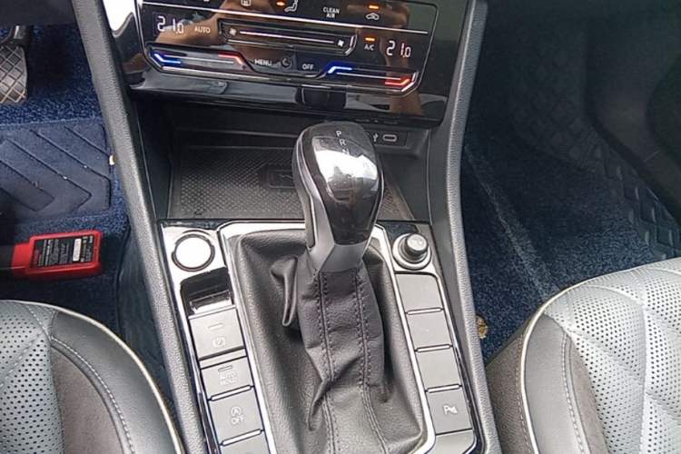 Used Volkswagen Sagitar 2023 300TSI DSG Excellence Edition Gear Lever