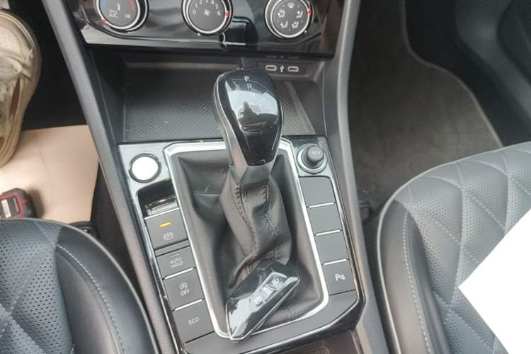 Used Volkswagen Sagitar 2023 300TSI DSG Excellence Edition Gear Lever