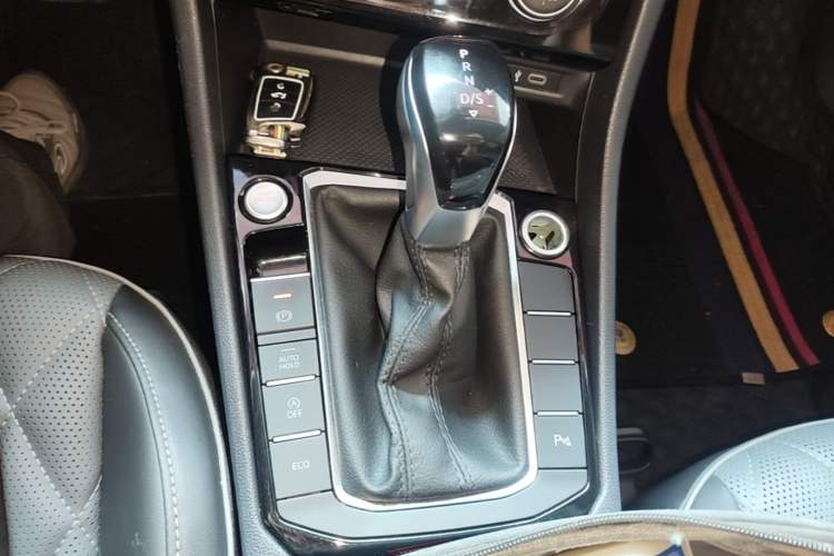 Used Volkswagen Sagitar 2023 300TSI DSG Excellence Edition Gear Lever