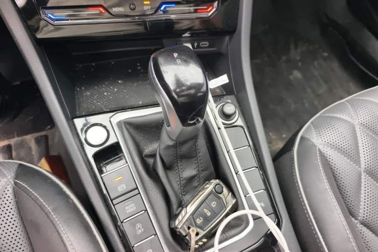 Used Volkswagen Sagitar 2023 300TSI DSG Excellence Edition Gear Lever