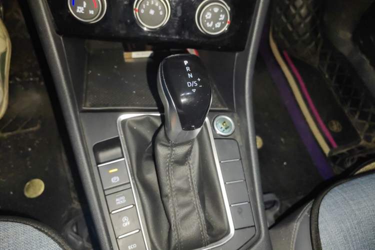 Used Volkswagen Sagitar 2023 300TSI DSG Flyover Edition Gear Lever