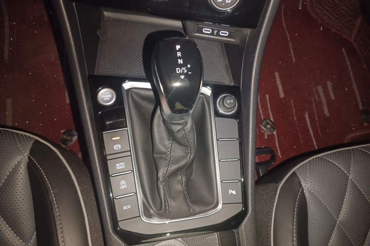 Used Volkswagen Sagitar 2023 300TSI DSG Excellence Edition Gear Lever