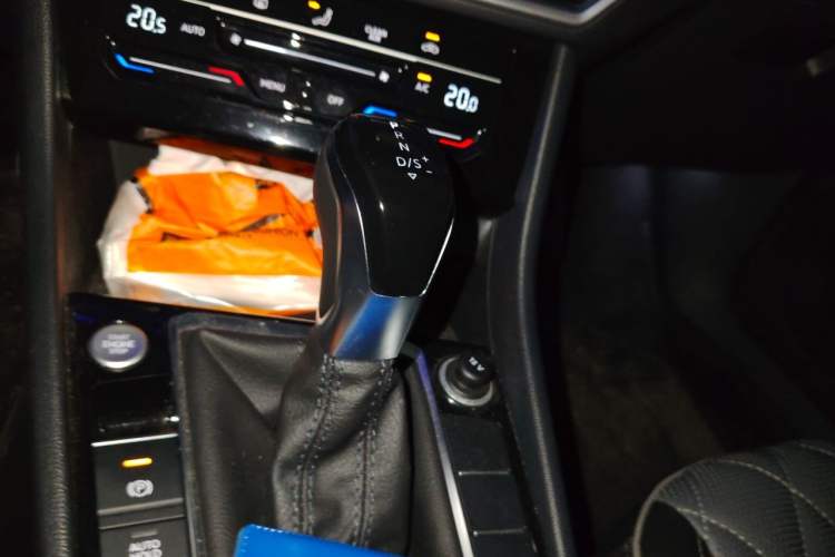 Used Volkswagen Sagitar 2023 300TSI DSG Excellence Edition Gear Lever