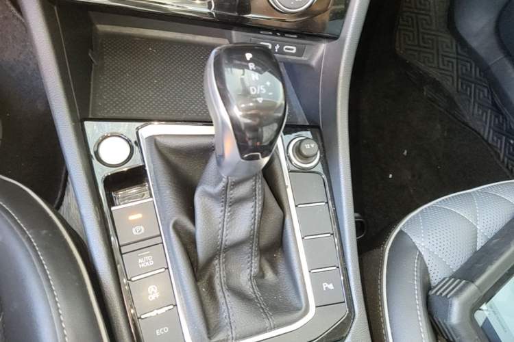 Used Volkswagen Sagitar 2023 300TSI DSG Excellence Edition Gear Lever