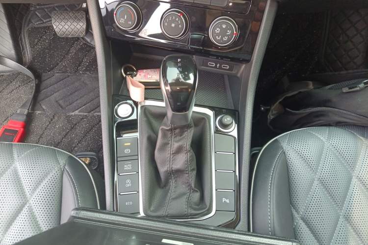 Used Volkswagen Sagitar 2023 300TSI DSG Excellence Edition Gear Lever