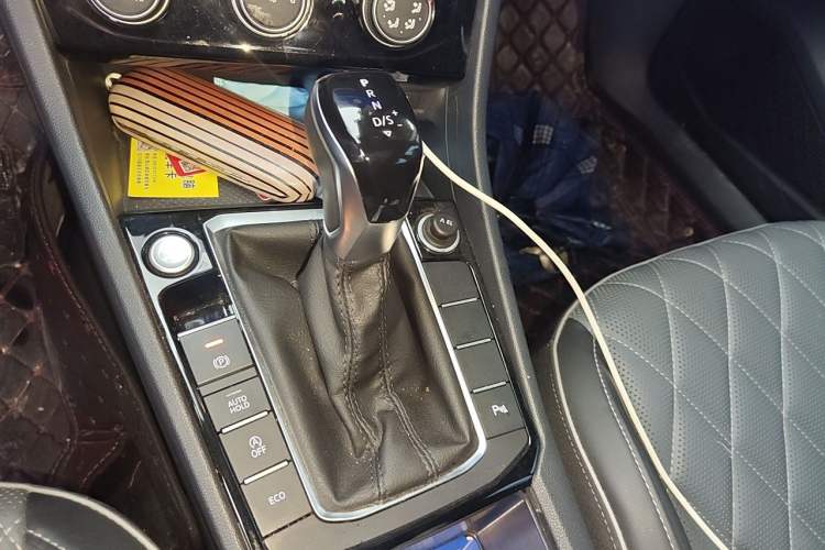 Used Volkswagen Sagitar 2023 300TSI DSG Excellence Edition Gear Lever