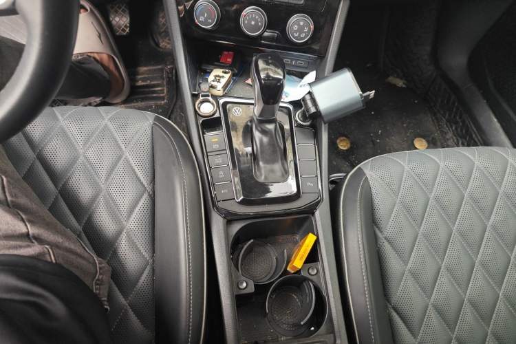 Used Volkswagen Sagitar 2023 300TSI DSG Excellence Edition Gear Lever