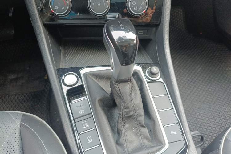 Used Volkswagen Sagitar 2023 300TSI DSG Excellence Edition Gear Lever