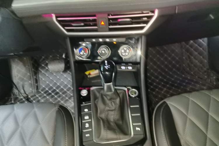 Used Volkswagen Sagitar 2023 300TSI DSG Excellence Edition Gear Lever