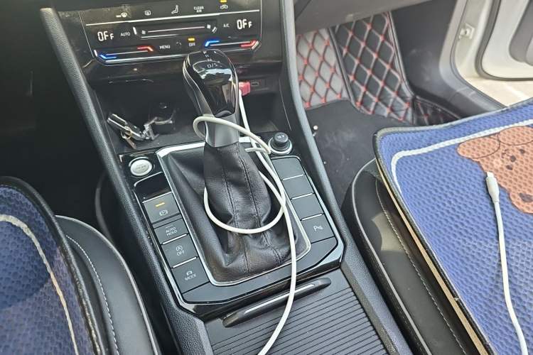 Used Volkswagen Sagitar 2023 300TSI DSG Excellence Edition Gear Lever