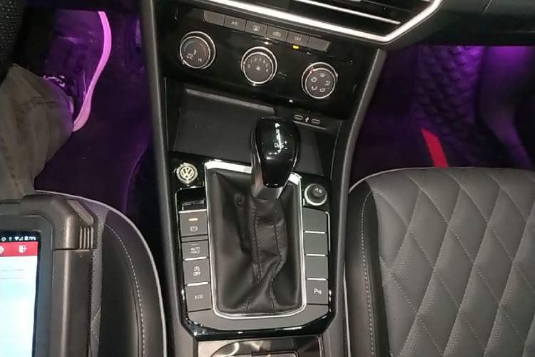 Used Volkswagen Sagitar 2023 300TSI DSG Excellence Edition Gear Lever