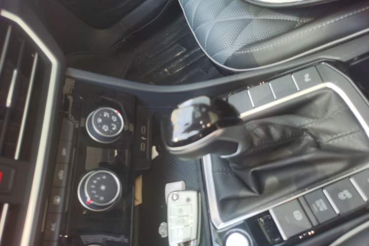 Used Volkswagen Sagitar 2023 300TSI DSG Excellence Edition Gear Lever