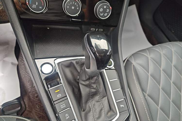 Used Volkswagen Sagitar 2023 300TSI DSG Excellence Edition Gear Lever