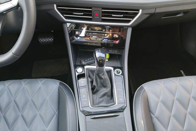 Used Volkswagen Sagitar 2023 200TSI DSG Excellence Edition Gear Lever