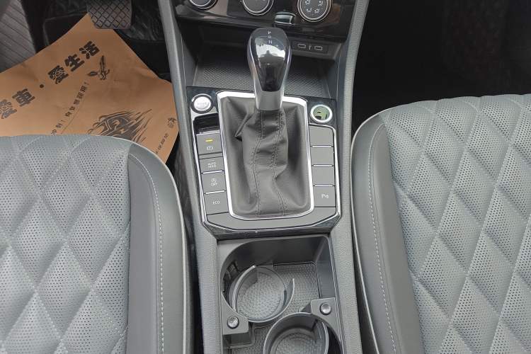Used Volkswagen Sagitar 2023 300TSI DSG Excellence Edition Gear Lever