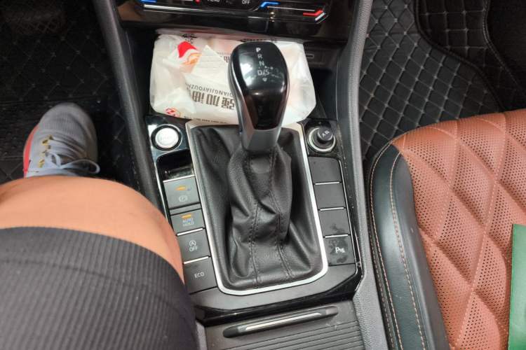 Used Volkswagen Sagitar 2023 200TSI DSG Excellence Edition Gear Lever