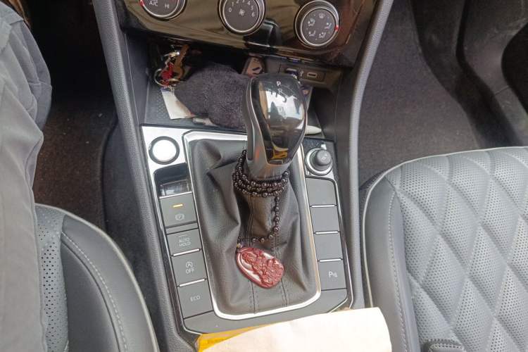 Used Volkswagen Sagitar 2023 300TSI DSG Excellence Edition Gear Lever