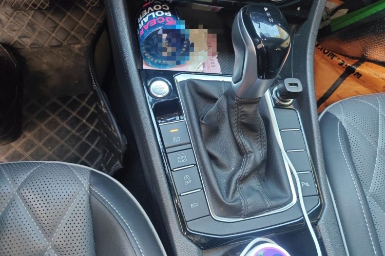 Used Volkswagen Sagitar 2023 300TSI DSG Excellence Edition Gear Lever