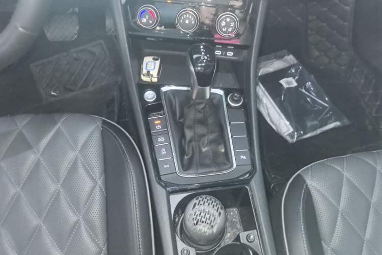 Used Volkswagen Sagitar 2023 300TSI DSG Excellence Edition Gear Lever