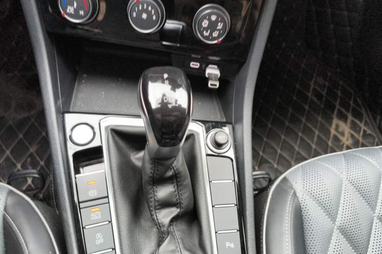 Used Volkswagen Sagitar 2023 300TSI DSG Excellence Edition Gear Lever