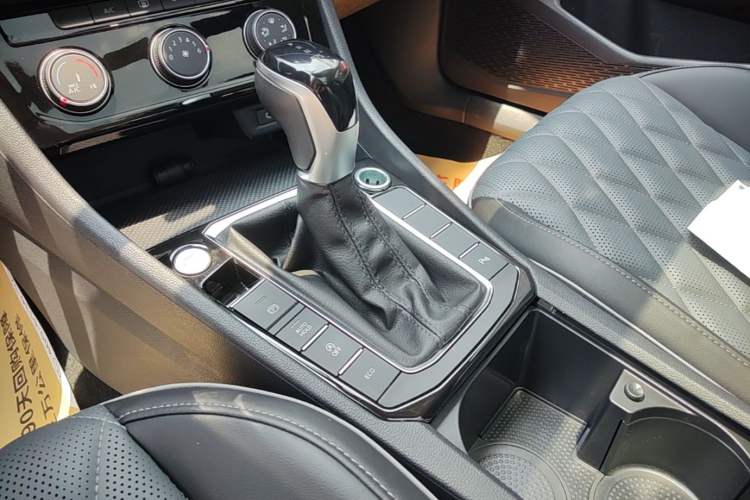 Used Volkswagen Sagitar 2023 300TSI DSG Excellence Edition Gear Lever