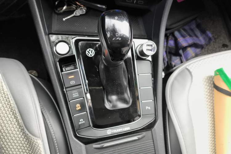Used Volkswagen Sagitar 2023 300TSI DSG Excellence Edition Gear Lever