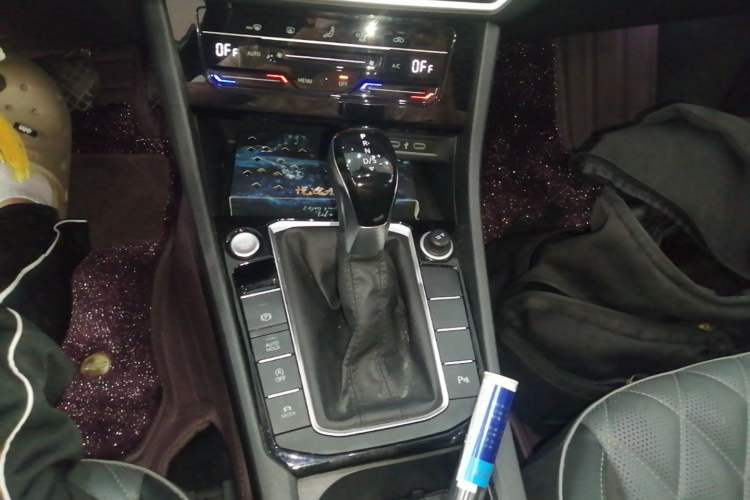 Used Volkswagen Sagitar 2023 300TSI DSG Excellence Edition Gear Lever