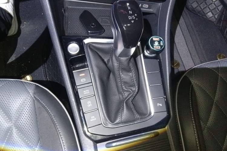 Used Volkswagen Sagitar 2023 300TSI DSG Excellence Edition Gear Lever