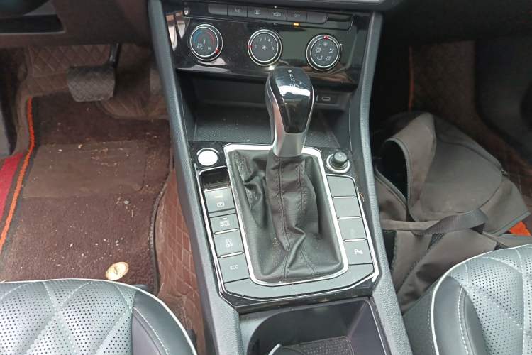 Used Volkswagen Sagitar 2023 300TSI DSG Excellence Edition Gear Lever