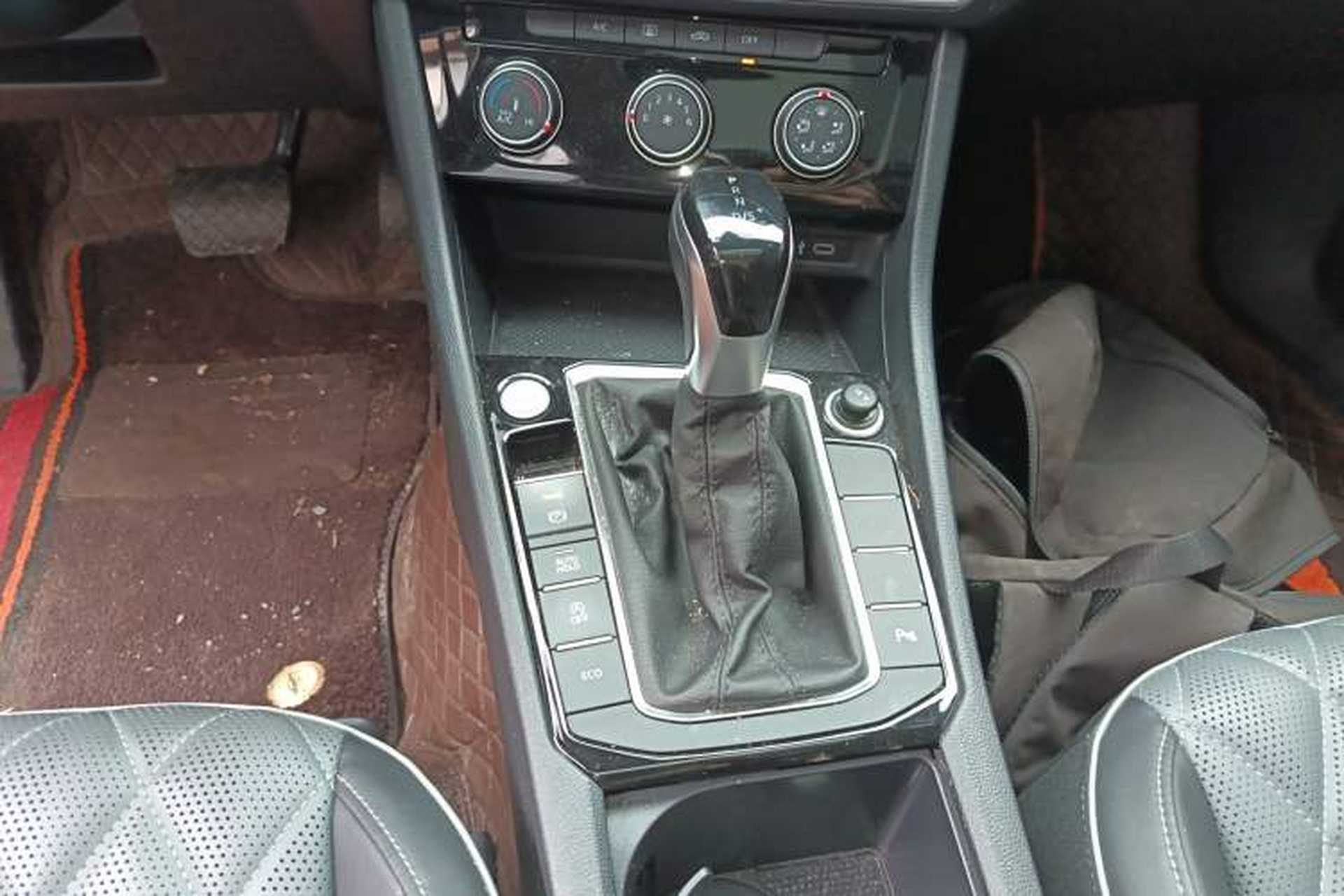 Used Volkswagen Sagitar 2023 300TSI DSG Excellence Edition Gear Lever