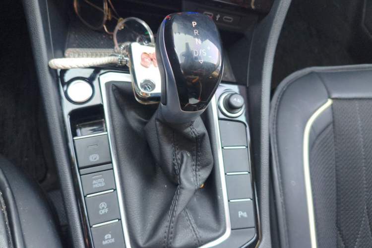 Used Volkswagen Sagitar 2023 300TSI DSG Excellence Edition Gear Lever