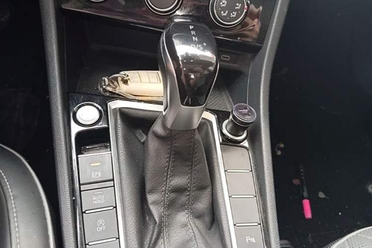 Used Volkswagen Sagitar 2023 300TSI DSG Excellence Edition Gear Lever
