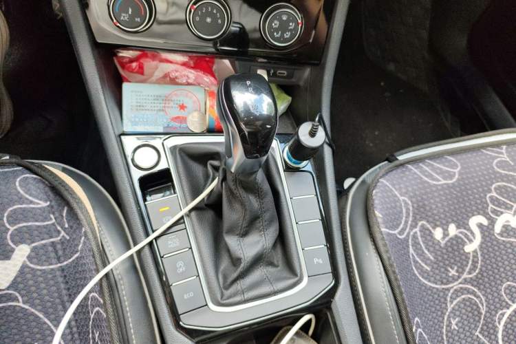 Used Volkswagen Sagitar 2023 300TSI DSG Excellence Edition Gear Lever