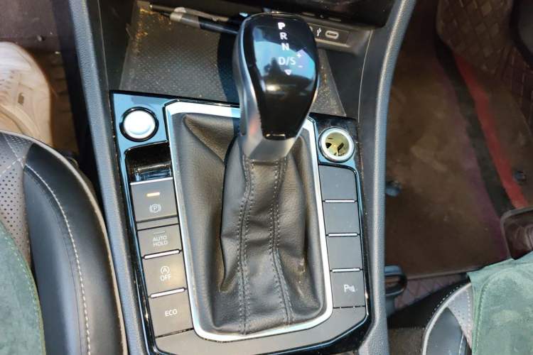 Used Volkswagen Sagitar 2023 300TSI DSG Excellence Edition Gear Lever