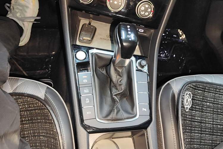 Used Volkswagen Sagitar 2023 300TSI DSG Excellence Edition Gear Lever