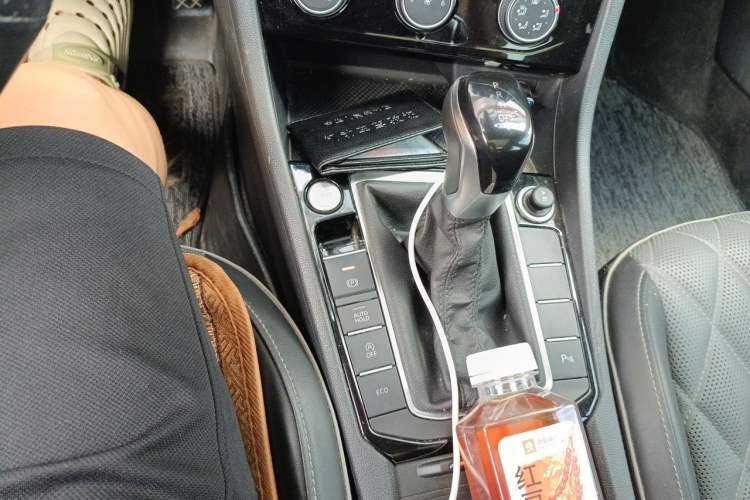 Used Volkswagen Sagitar 2023 300TSI DSG Excellence Edition Gear Lever