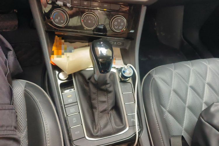 Used Volkswagen Sagitar 2023 300TSI DSG Excellence Edition Gear Lever